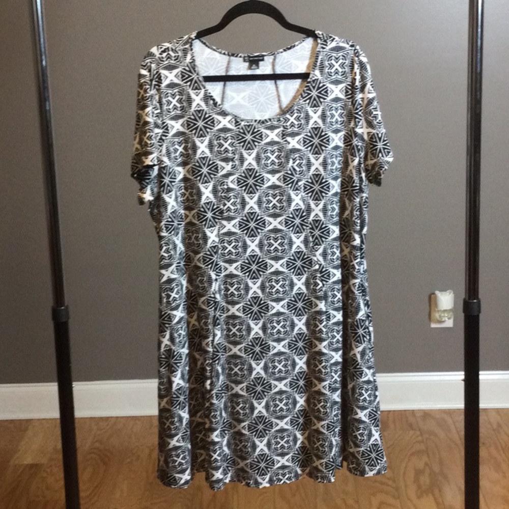 XL New Directions white geometric pattern stretch dress